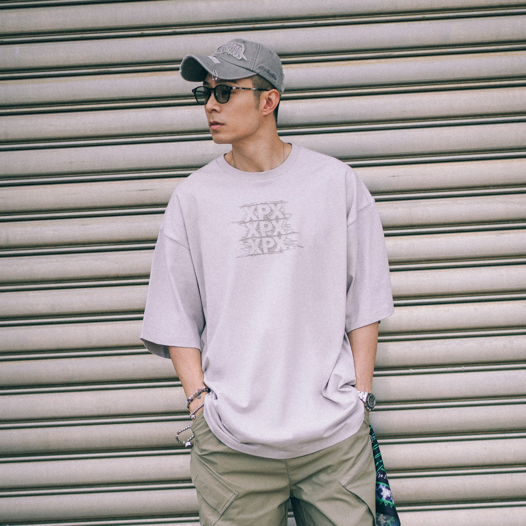 XPX TRIPLE XPX. STITCHING LOGOS CREW NECK TEE IN LIGHT GREY