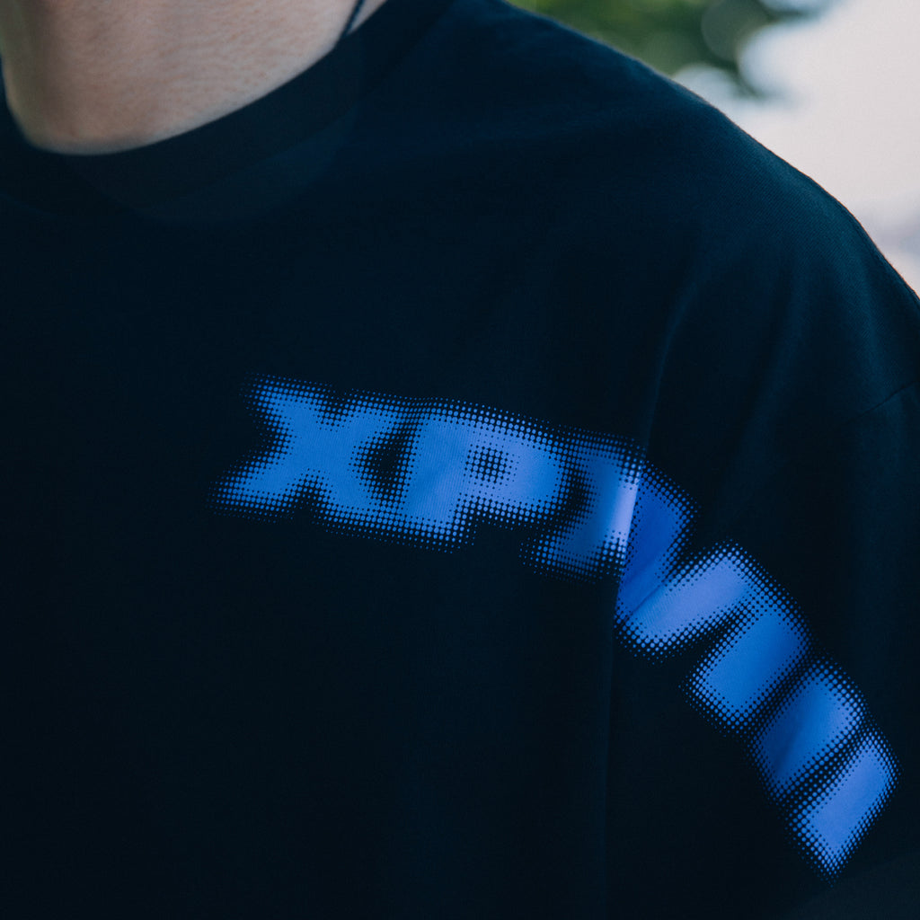 XPX CROSS SHOULDER XPXVIII. PRINT BLACK CREW NECK TEE